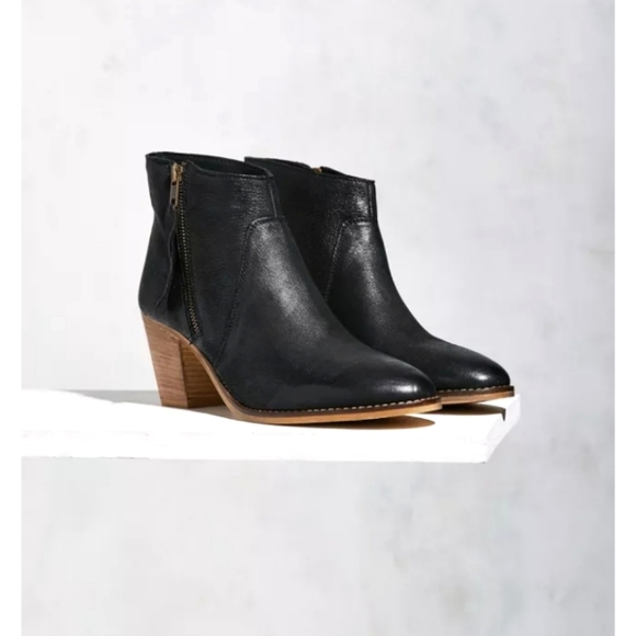 Urban Outfitters Shoes - Urban Outfitters Faye Leather Ankle Zip Boots